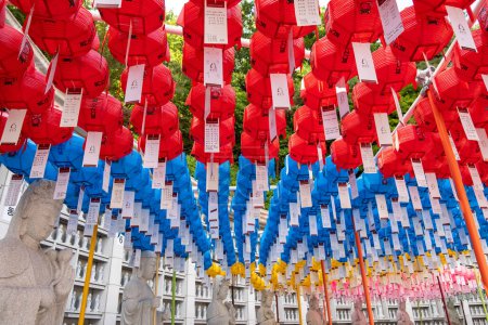 Téléchargez les photos : Lanternes colorées au temple bouddhiste Bongeunsa à Gangnam à Séoul en Corée du Sud le 29 mai 2023 - en image libre de droit