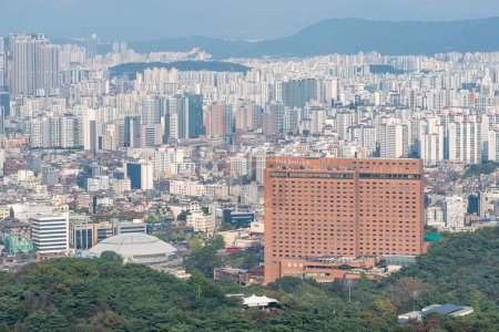 Téléchargez les photos : Pollution par le smog et paysage urbain de Séoul capitale de la Corée du Sud le 14 octobre 2023 - en image libre de droit