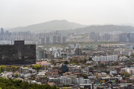 Téléchargez les photos : Pollution par le smog et paysage urbain de Séoul capitale de la Corée du Sud le 14 avril 2023 - en image libre de droit