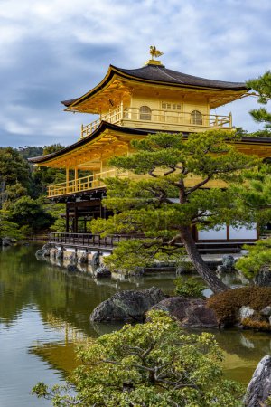 Goldener Pavillon des Kinkakuji-Tempels, buddhistischer Zen-Tempel in Kyoto, Japan, UNESCO-Weltkulturerbe