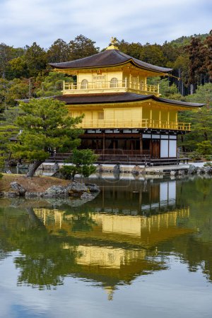 Pabellón de oro del templo de Kinkakuji, templo Buddhist de Zen en Kyoto, Japón, sitio de la herencia de mundo de UNESCO
