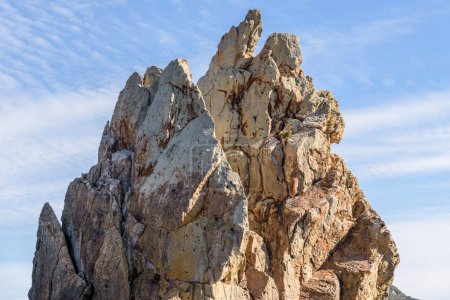 Foto de Hashigui Rocas increíbles formaciones de piedra natural en la ciudad de Kushimoto en la península de Kii de la prefectura de Wakayama en Japón - Imagen libre de derechos