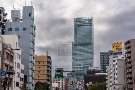 Téléchargez les photos : Abeno Harukas dans le quartier Tennoji à Osaka, Japon le plus haut gratte-ciel d'Osaka 300 mètres de haut le 18 février 2024 - en image libre de droit