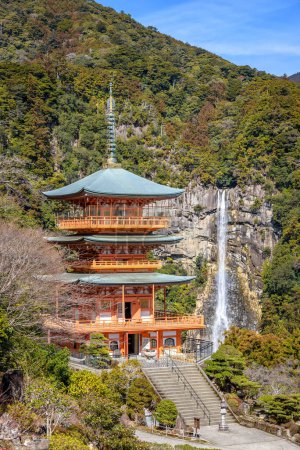 Dreistöckige Pagode des buddhistischen Tempels Seiganto-ji Tendai in der Präfektur Wakayama, Japan, mit den Nachi-Wasserfällen im Hintergrund