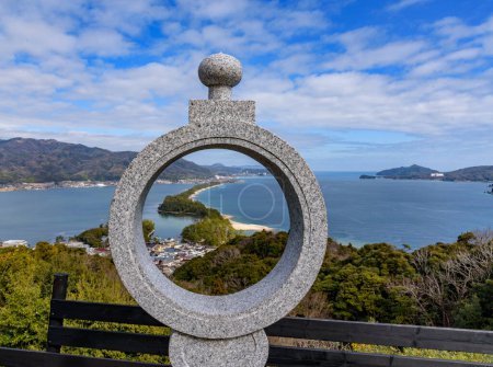 Amanohashidate sur la mer du Japon dans la préfecture du nord de Kyoto considérée comme l'une des trois meilleures vues panoramiques du Japon