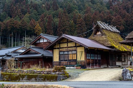 Traditionelle Reetdachhäuser des Dorfes Miyama in der Präfektur Kyoto in Japan, hergestellt in der Kajabuki-Grasdachtechnik, immaterielles Kulturerbe der UNESCO am 17. Februar 2024