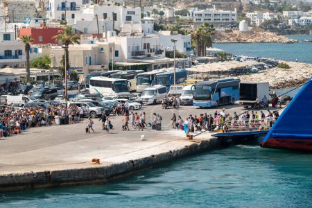 Téléchargez les photos : Les touristes débarquent du navire de Blue Star Ferries compagnie grecque de transport de passagers offrant des services de ferry entre le continent grec et les îles de la mer Égée à Naxos, Grèce le 18 août 2024 - en image libre de droit