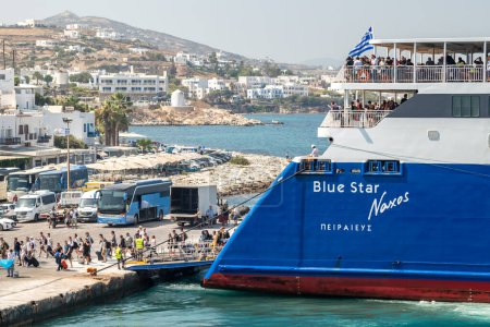 Téléchargez les photos : Les touristes débarquent du navire de Blue Star Ferries compagnie grecque de transport de passagers offrant des services de ferry entre le continent grec et les îles de la mer Égée à Naxos, Grèce le 18 août 2024 - en image libre de droit