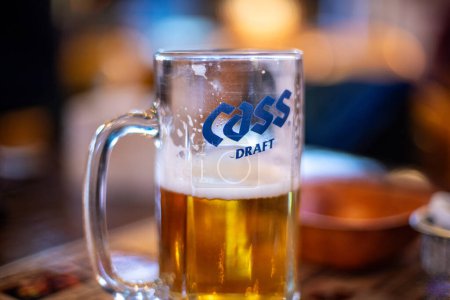 Téléchargez les photos : Un verre de bière fraîche coréenne Cass draft servi dans un bar à Séoul, en Corée, le 29 février 2024 - en image libre de droit