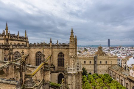 Blick auf das Stadtbild von Sevilla und die Kathedrale der Heiligen Maria vom See, die größte gotische Kirche der Welt, in Sevilla, Andalusien, Spanien