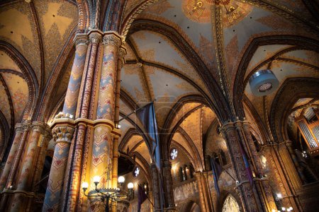 Foto de Interior ricamente decorado de la iglesia Matthias en el Castillo de Buda en Budapest, Hungría el 30 de abril de 2023 - Imagen libre de derechos