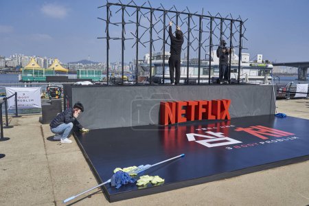 Téléchargez les photos : Des travailleurs ont mis en place un stand promotionnel pour 3 Body Problem Netflix série télévisée de science-fiction à Yeouido Hangang Park à Séoul, Corée du Sud, le 23 Mars 2024 - en image libre de droit