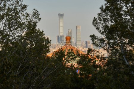 Wolkenkratzer in der Innenstadt von Peking, Blick vom Jingshan Park (Prospect Hill) in Peking, China am 20. April 2024