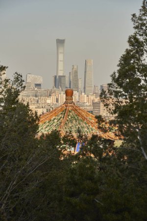 Wolkenkratzer in der Innenstadt von Peking, Blick vom Jingshan Park (Prospect Hill) in Peking, China am 20. April 2024