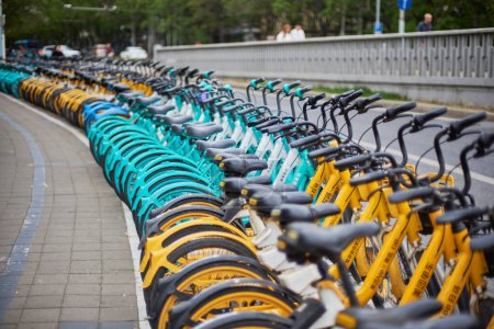 Foto de Filas de bicicletas públicas operadas por el sistema de intercambio de aplicaciones en Beijing, China, el 19 de abril de 2024 - Imagen libre de derechos