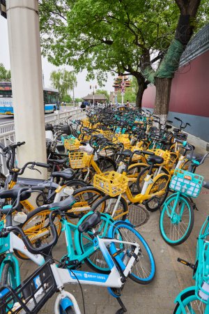 Foto de Filas de bicicletas públicas operadas por el sistema de intercambio de aplicaciones en Beijing, China, el 19 de abril de 2024 - Imagen libre de derechos