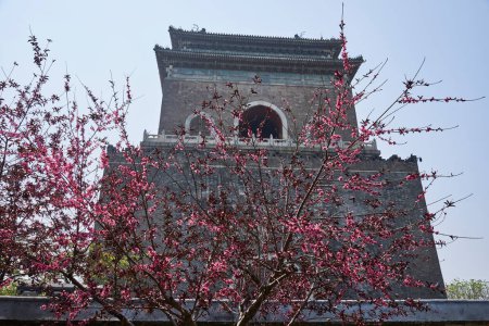 Campanario en Beijing, China en primavera, famoso monumento de Beijing construido en 1272 durante la dinastía Yuan