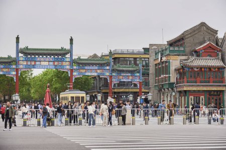 Foto de Histórica calle peatonal de Qianmen al sur de la Plaza de Tiananmen en Beijing, China el 19 de abril de 2024 - Imagen libre de derechos