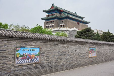 Foto de Torre de tiro con arco de la histórica puerta de Zhengyangmen en la calle Qianmen, situada al sur de la Plaza de Tiananmen en Beijing, China, el 19 de abril de 2024 - Imagen libre de derechos
