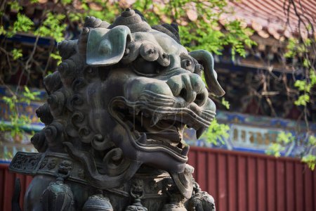 Téléchargez les photos : Statue en bronze dragon dans le temple Yonghe du bouddhisme tibétain dans le district de Dongcheng à Pékin, en Chine, le 21 avril 2024 - en image libre de droit
