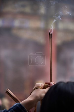 Weihrauchverbrennen im Yonghe-Tempel des tibetischen Buddhismus im Bezirk Dongcheng in Peking, China am 21. April 2024