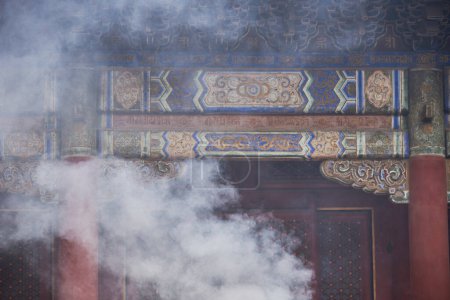 Téléchargez les photos : La fumée d'encens monte dans le temple Yonghe du bouddhisme tibétain dans le district de Dongcheng à Pékin, en Chine, le 21 avril 2024 - en image libre de droit
