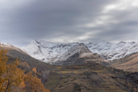 Téléchargez les photos : Montagnes enneigées sous un ciel nuageux dans la vallée de Boi en Pyrénées en Catalogne - en image libre de droit
