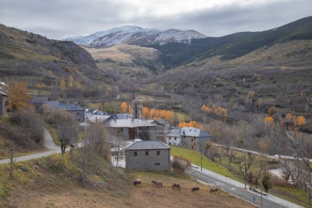 Téléchargez les photos : Belle ville appelée Durro entourée de montagnes dans les Pyrénées en Catalogne - en image libre de droit