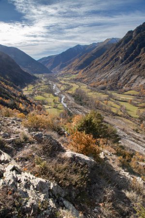 Téléchargez les photos : Paysage étonnant montrant une rivière entourée de hautes montagnes i Vall de Boi Valley dans les Pyrénées catalanes - en image libre de droit
