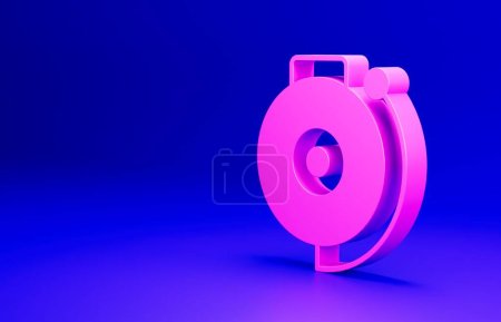 Téléchargez les photos : Sonnerie rose icône de cloche d'alarme isolé sur fond bleu. Système d'alarme incendie. Cloche de service, panneau de cloche, symbole de notification. Concept de minimalisme. Illustration de rendu 3D. - en image libre de droit
