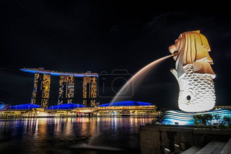 Téléchargez les photos : Fontaine Merlion dans le célèbre parc Merlion et hôtel de sable de la baie de la marina vue sur la baie prise la nuit. Monument célèbre à Singapour. - en image libre de droit