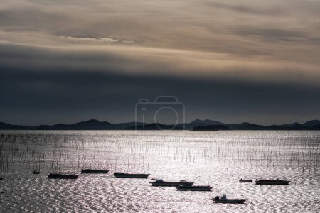 Téléchargez les photos : La vue de divers bateaux de pêche au large de la côte du comté de Sinan en Corée du Sud. Pris pendant l'heure du coucher du soleil - en image libre de droit