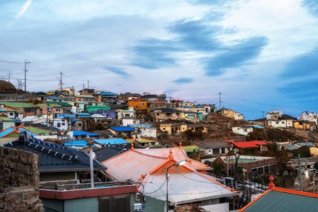Téléchargez les photos : Seosandong Borimadang Sihwa Alley vue prise pendant les heures de coucher du soleil. Avec de vieilles maisons colorées sur la petite colline. - en image libre de droit