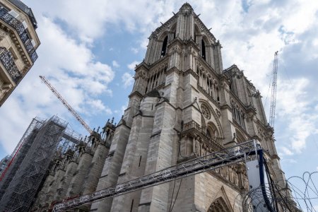 Foto de Famosa Catedral de Notre Dame París bajo una pesada construcción. Famosa catedral católica en París, Francia - Imagen libre de derechos