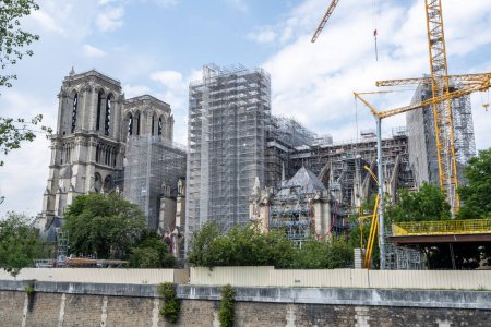 Foto de Famosa Catedral de Notre Dame París bajo una pesada construcción. Famosa catedral católica en París, Francia - Imagen libre de derechos