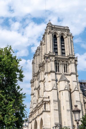 Foto de Famosa Catedral de Notre Dame Vista de París de la fachada principal. Famosa catedral católica en París, Francia - Imagen libre de derechos