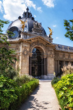 Téléchargez les photos : Petit Palais à Paris célèbre musée d'art situé en face du Grand Palais. Vue sur la cour centrale jardin en été. Paris, France - en image libre de droit