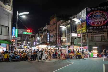 Foto de Mercado nocturno turístico de Liuhe o Liouhe en Kaohsiung, Taiwán. Famoso mercado nocturno situado cerca del centro de Kaohsiung. Tomado el 7 de octubre de 2023 - Imagen libre de derechos