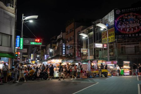 Foto de Mercado nocturno turístico de Liuhe o Liouhe en Kaohsiung, Taiwán. Famoso mercado nocturno situado cerca del centro de Kaohsiung. Tomado el 7 de octubre de 2023 - Imagen libre de derechos