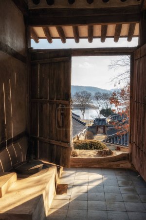 Lumière qui brille à travers une porte à Dosan Seowon à Andong, en Corée du Sud. Célèbre historique coréen Académie confucéenne