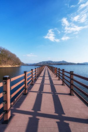 Téléchargez les photos : Andong Sunseong susang voie navigable piste flottante. Voie navigable flottante célèbre construite sur le lac Andong en Corée du Sud - en image libre de droit