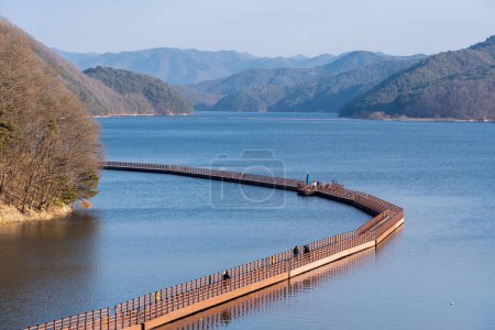 Téléchargez les photos : Andong Sunseong susang voie navigable piste flottante. Voie navigable flottante célèbre construite sur le lac Andong en Corée du Sud - en image libre de droit