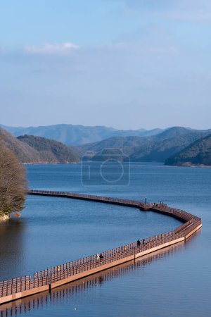 Andong Sunseong susang ruta fluvial flotante. Famosa vía navegable flotante construida en el lago Andong en Corea del Sur