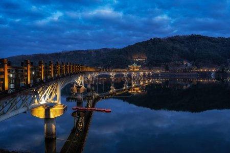 Téléchargez les photos : Pont en bois Woryonggyo à Andong, Corée du Sud pris la nuit pendant l'éclairage nocturne. - en image libre de droit