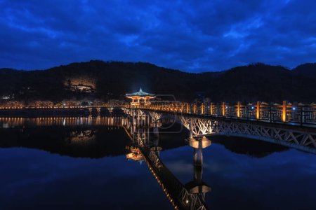 Puente de madera Woryonggyo en Andong, Corea del Sur tomado por la noche durante la iluminación nocturna.