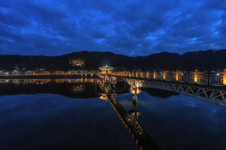 Pont en bois Woryonggyo à Andong, Corée du Sud pris la nuit pendant l'éclairage nocturne.
