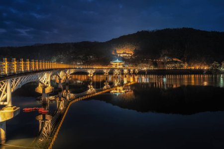 Téléchargez les photos : Pont en bois Woryonggyo à Andong, Corée du Sud pris la nuit pendant l'éclairage nocturne. - en image libre de droit