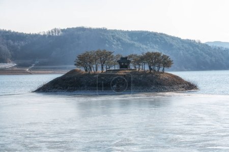 Téléchargez les photos : Un petit sanctuaire construit sur une île dans le lac Ansan en face de Dosan Seowon Confucian Academy à Andong, Corée du Sud - en image libre de droit