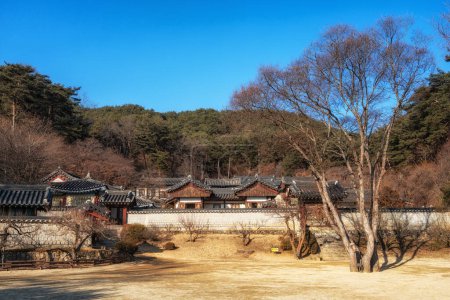 Téléchargez les photos : Dosan Seowon est une célèbre académie confucéenne historique à Andong, en Corée. Pris pendant l'hiver. - en image libre de droit