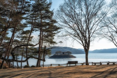 Téléchargez les photos : Un petit sanctuaire construit sur une île dans le lac Ansan en face de Dosan Seowon Confucian Academy à Andong, Corée du Sud - en image libre de droit